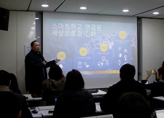 강승현 인텔코리아 이사가 7일 서울 여의도 하나금융투자빌딩에서 열린 기자간담회에서 5G 지원 솔루션에 대해 설명을 하고 있다. 인텔코리아 제공